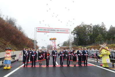 祝賀行事テープカットの様子