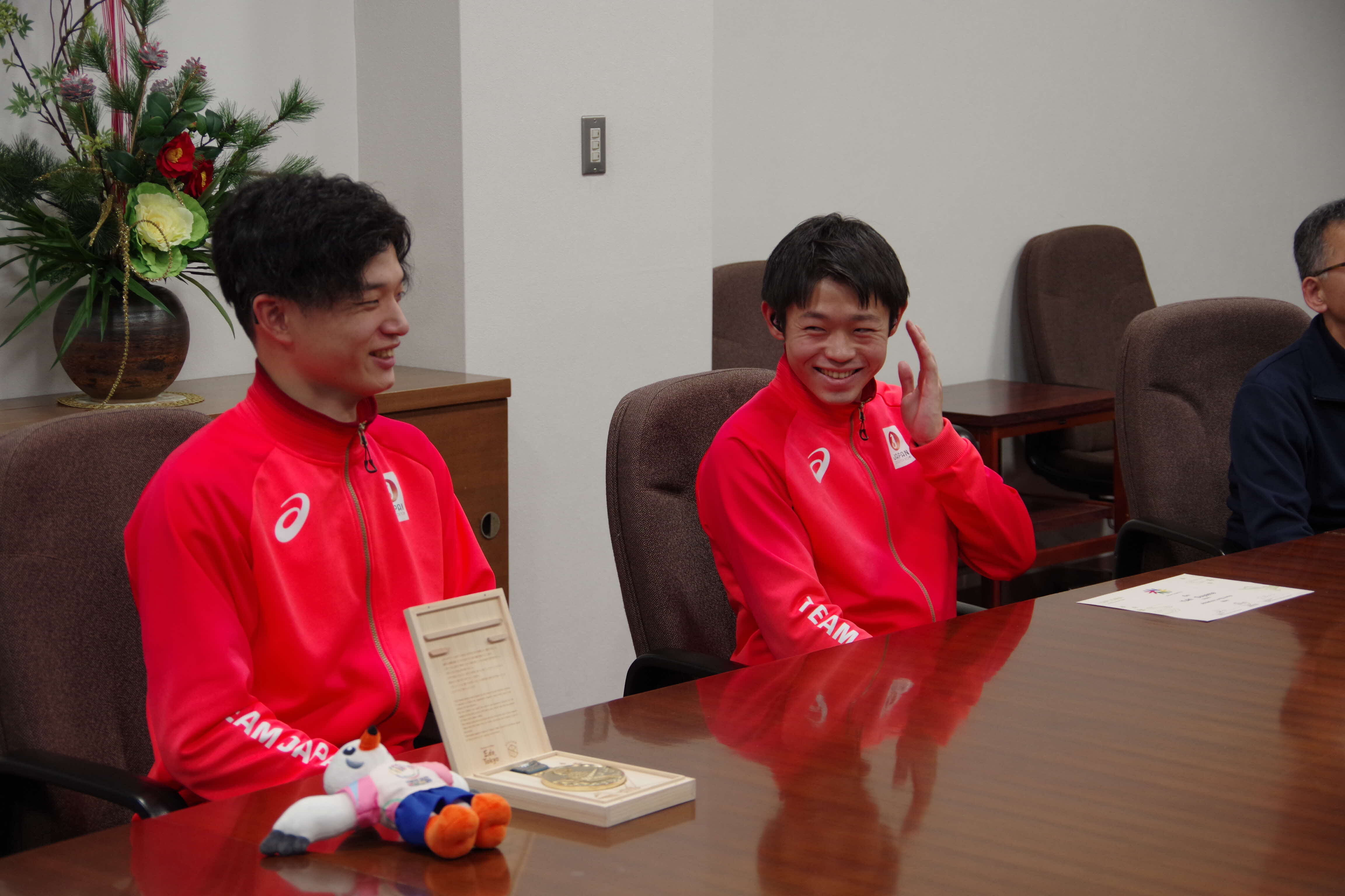 足立選手、須山選手知事表敬訪問