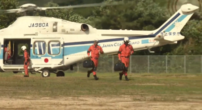 ヘリコプターによる孤立地区への救助部隊投入訓練