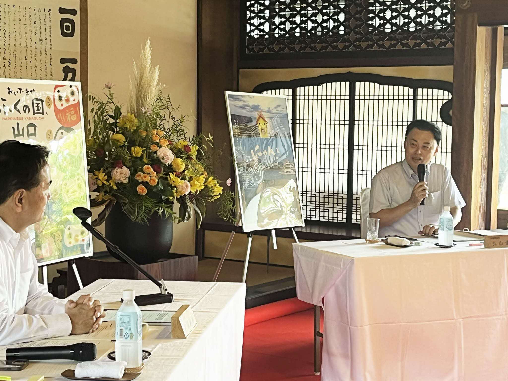 会議中の両県知事の写真