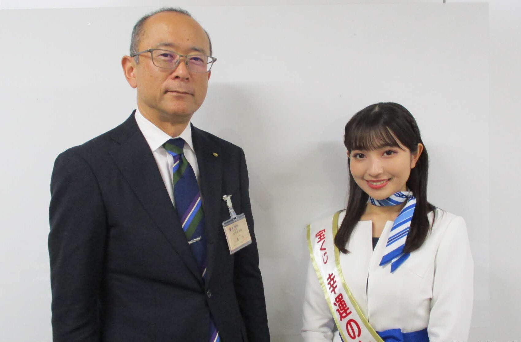 初夢宝くじ抽選会PRのため来庁された、宝くじ幸運の女神の写真