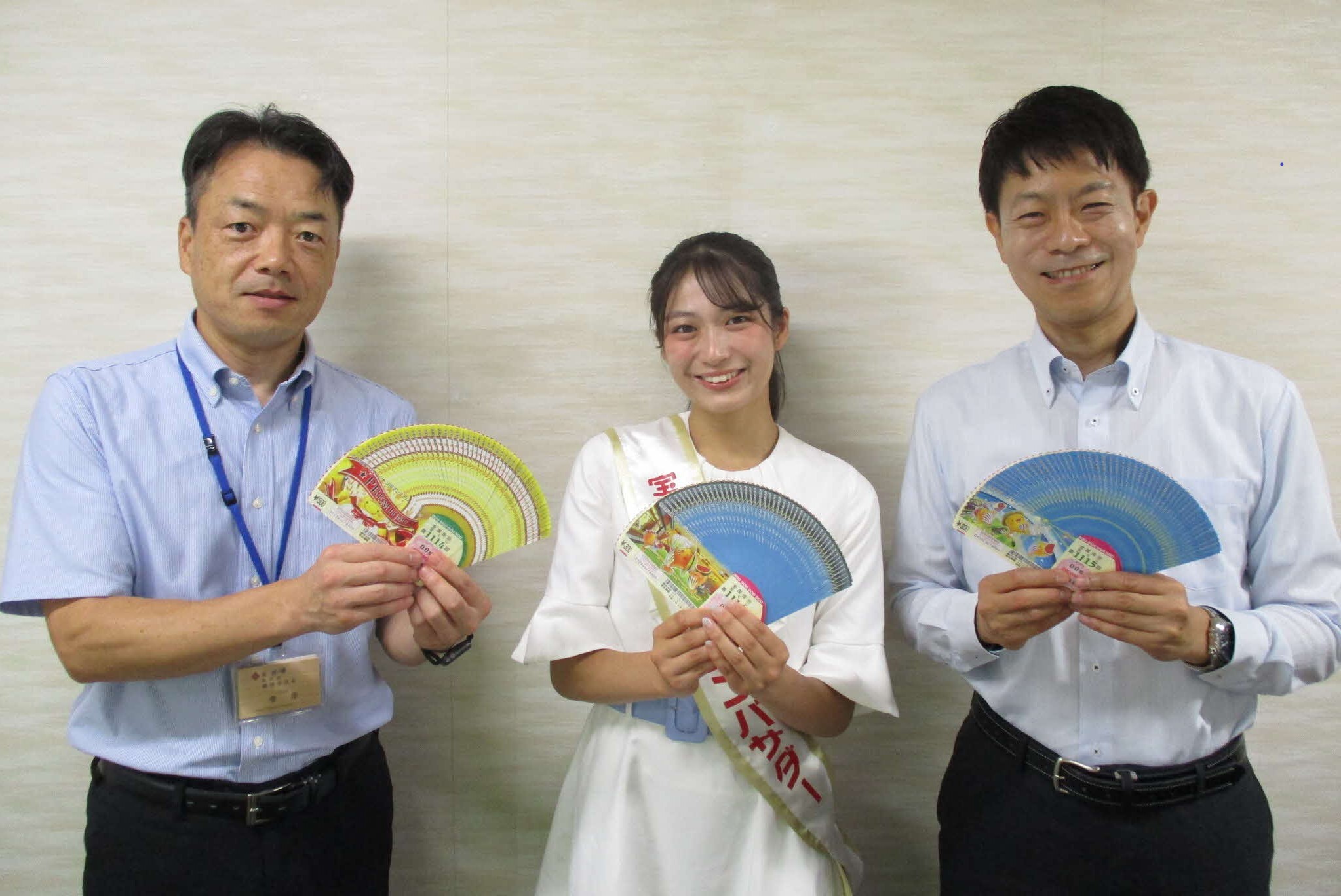 宝くじ幸運アンバサダー来庁時の写真