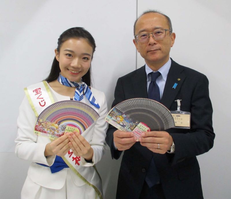 年末ジャンボ宝くじPRのため来庁された宝くじ女神の写真