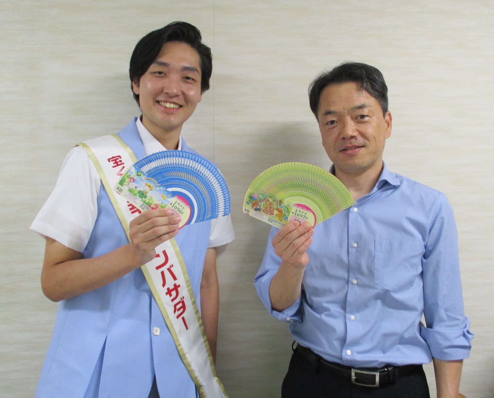 宝くじ幸運アンバサダー来庁時の写真