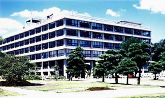 島根県庁本庁舎の外観写真