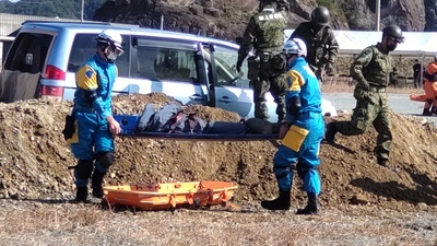 土砂災害車両からの救出訓練の写真
