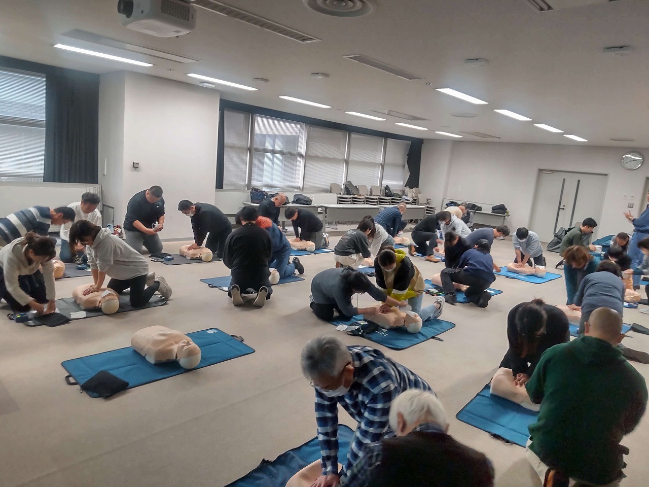 令和６年度防災士養成研修（松江）の救急救命講習の様子