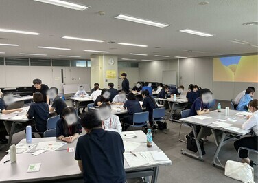 ITツールカードゲームで業務の問題解決に取り組んでいるところ