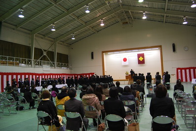 平成２６年度卒業式、体育館で答辞を生徒代表が読んでいます