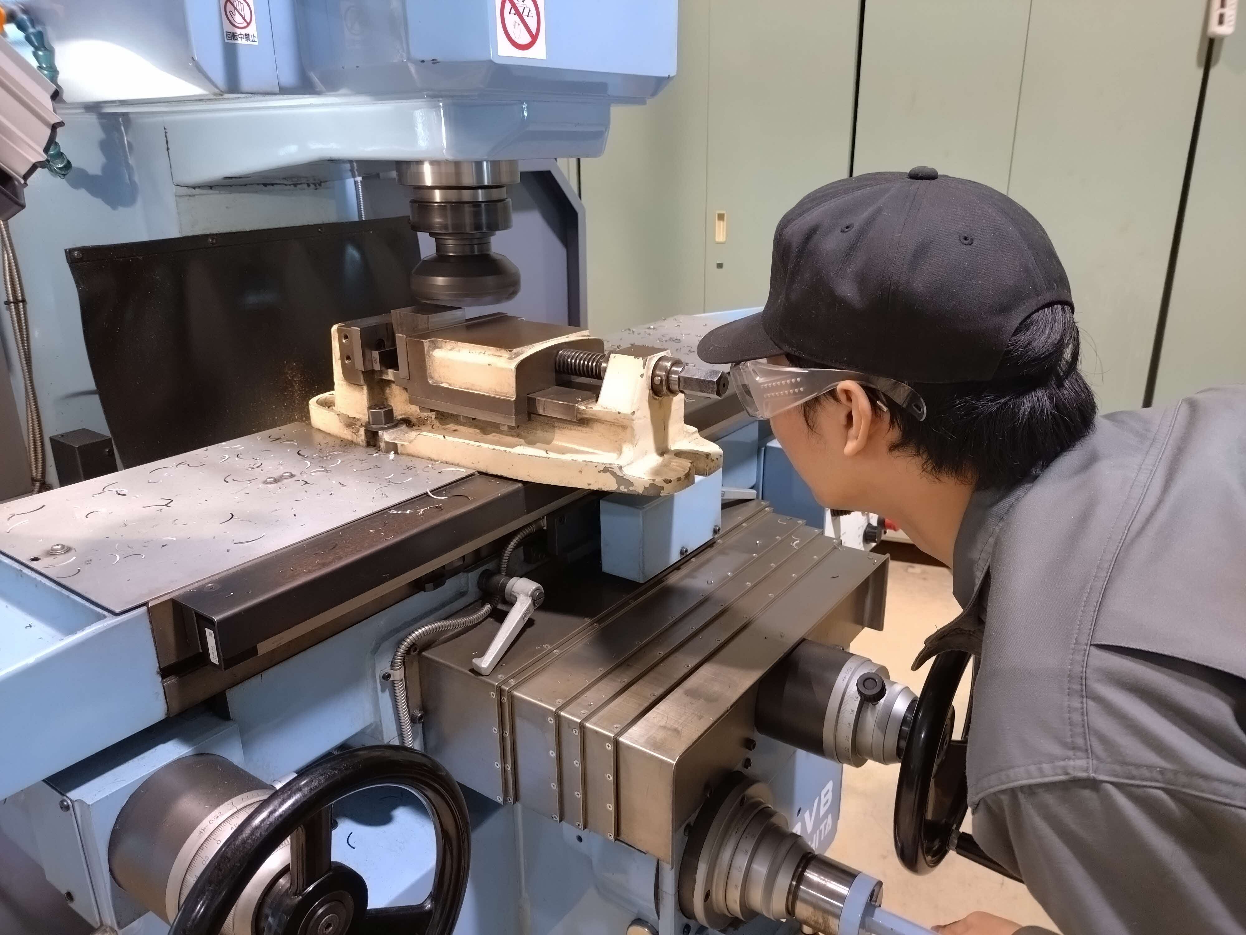 フライス盤で作業する様子