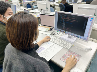 授業でのコーディング作業の様子