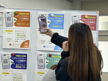 浜風祭のウェブサイトと連携したスタンプラリーの動作確認の様子