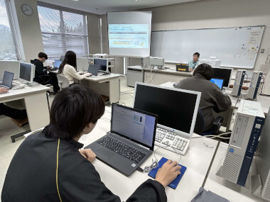 ITパスポート検定試験対策の様子