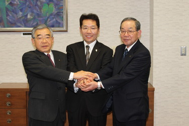 調印式の模様：左から溝口知事、奥迫取締役、田中江津市長