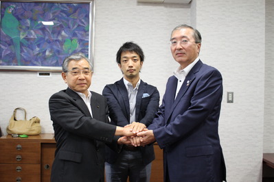 調印式の様子：左から溝口知事、いな川代表取締役社長、松浦松江市長