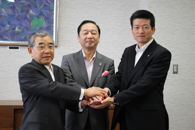 調印式の様子：左から溝口知事、佐藤代表取締役、山本益田市長です