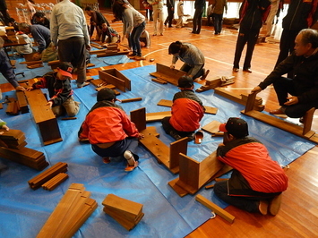 木製プランターボックスを組み立てる子供達
