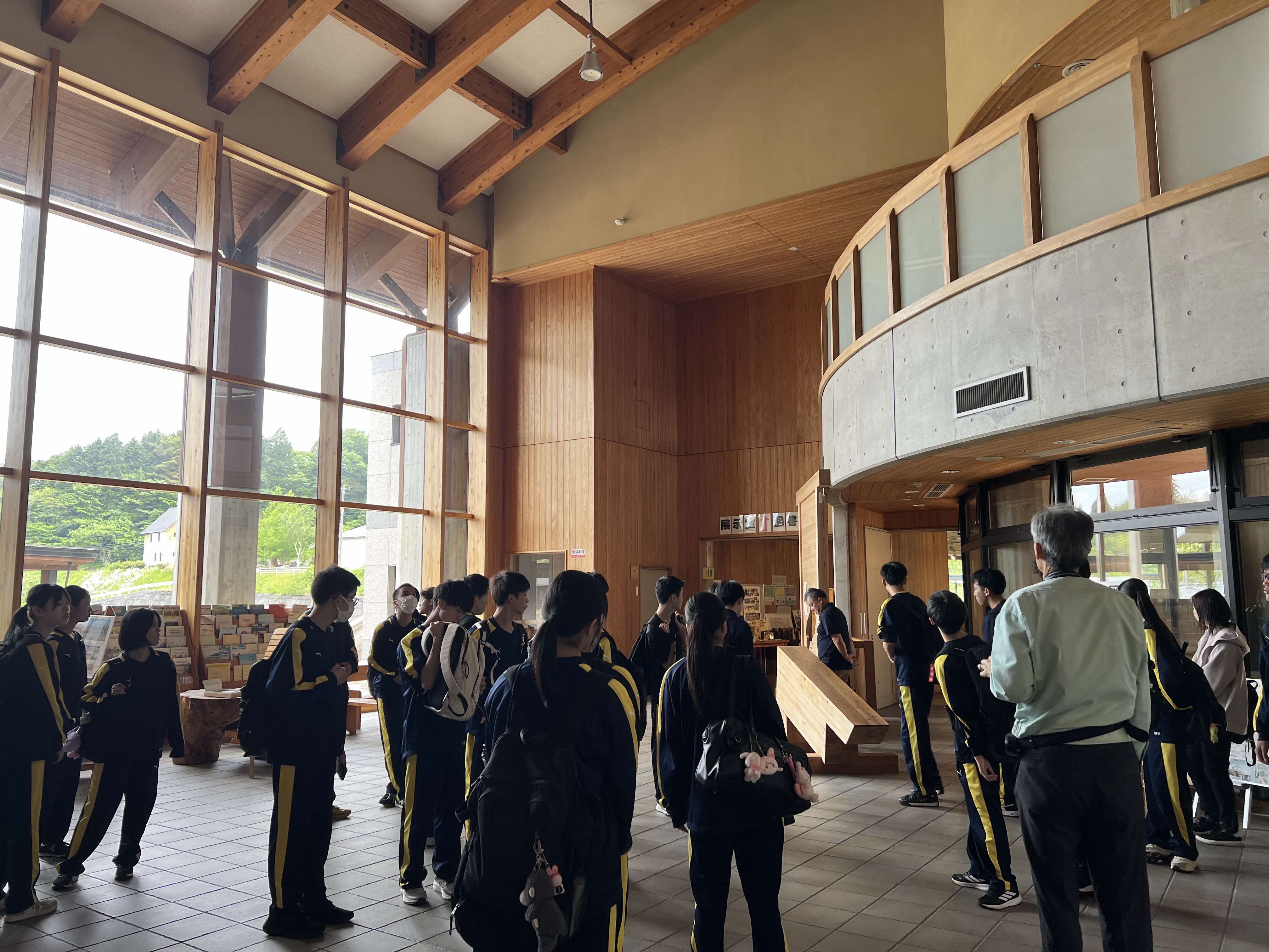 中山間地域研究センター内を見学している様子