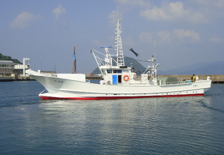 小型底びき網漁業を操業する船の写真