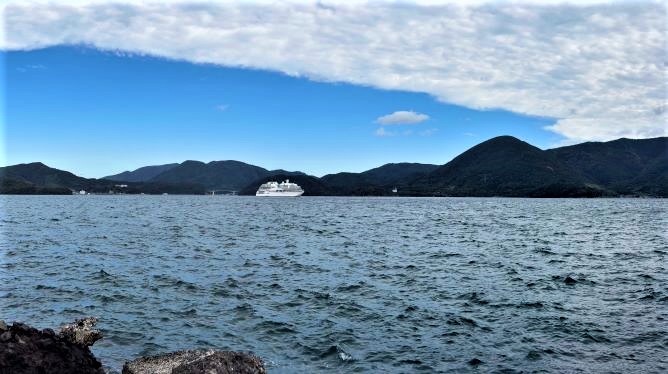 クルーズ客船と西ノ島大橋
