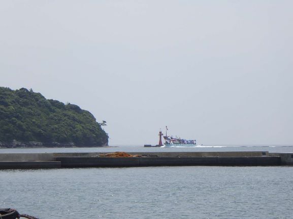 西郷湾沖の神社参拝