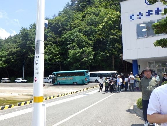 11：30加茂漁港に集合するマイクロバス等