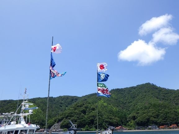 「空を泳ぐ船首旗」