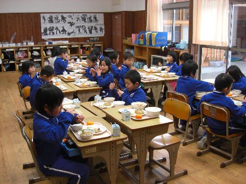 ベニズワイガニの味噌汁を食べている児童達