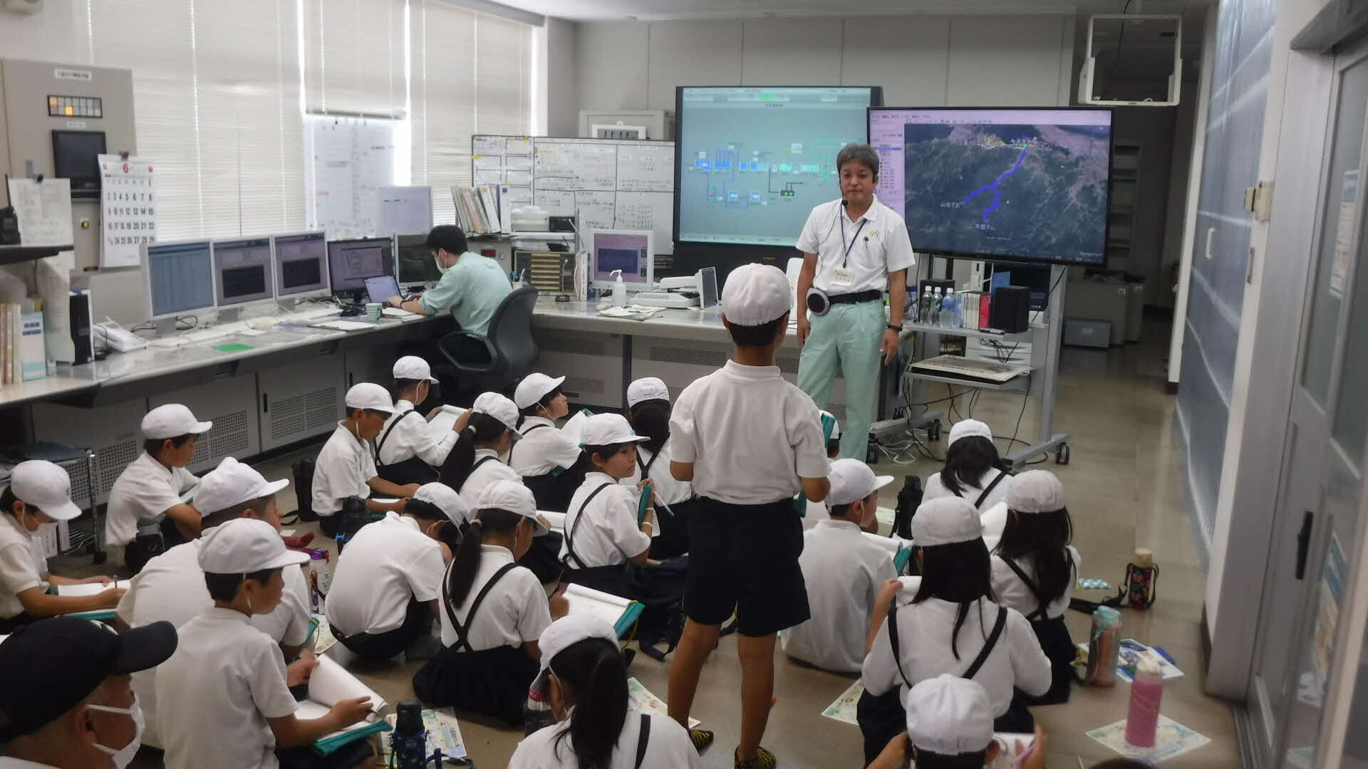 施設見学の様子３