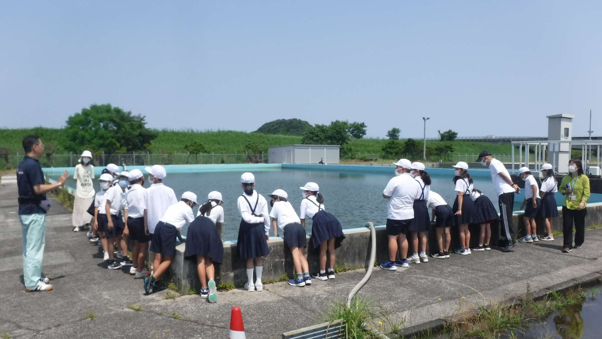 施設見学の様子