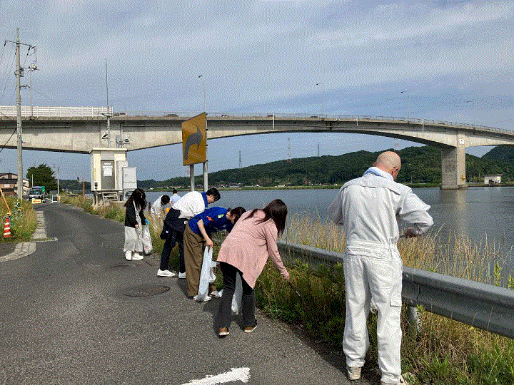 川沿いでのごみ拾いの様子