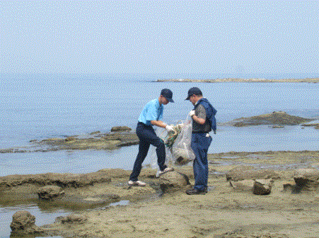 海岸でのごみ拾いの様子