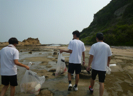 ごみ拾いの様子