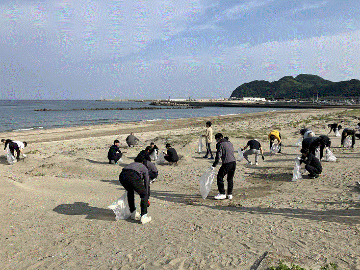 海岸でのごみ拾いの様子