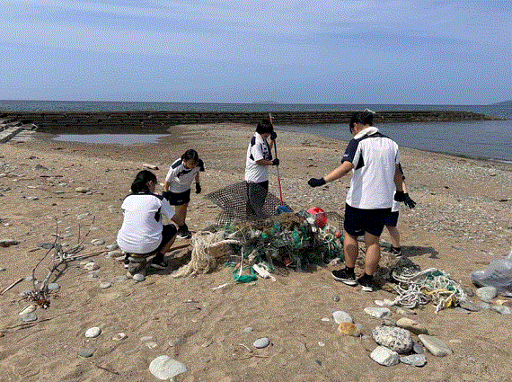 海岸でのごみ拾いの様子