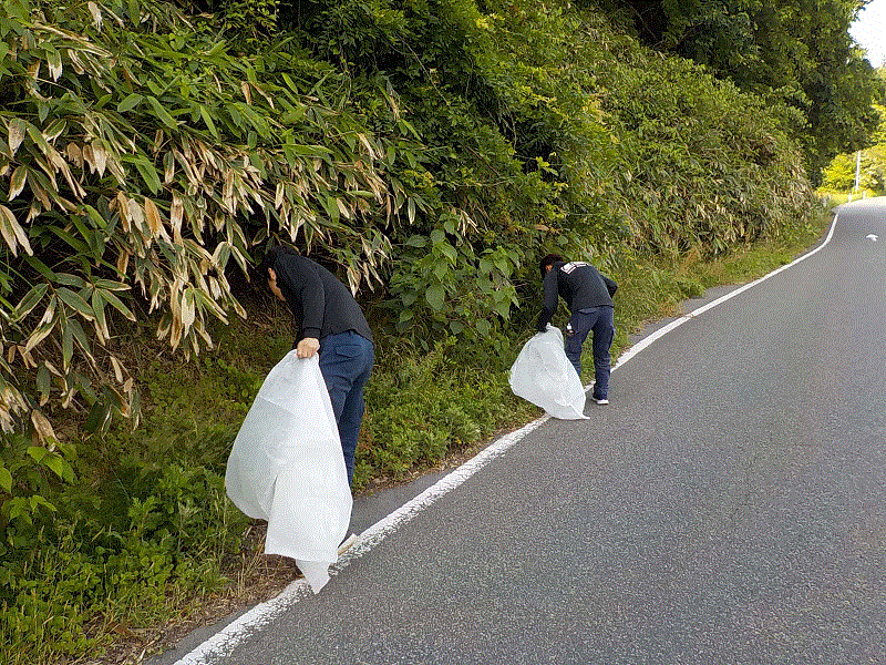 道路沿いのごみ拾いの様子