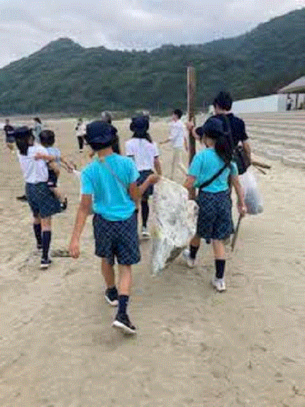 海岸でのごみ拾いの様子