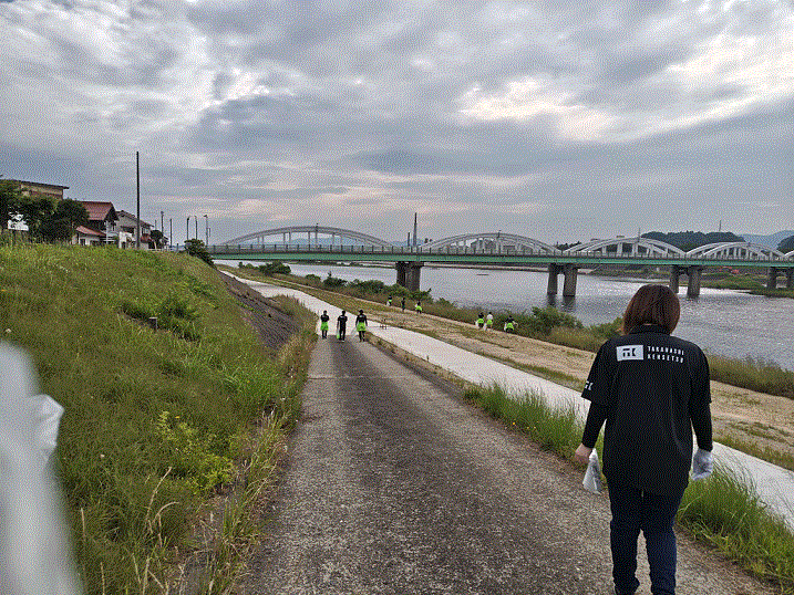 河川敷でのごみ拾いの様子