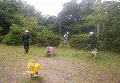 公園内の草刈り、ごみ拾いの様子