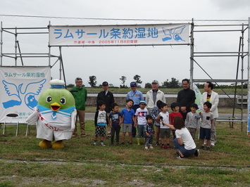 幼稚園児がかけ声をかける写真