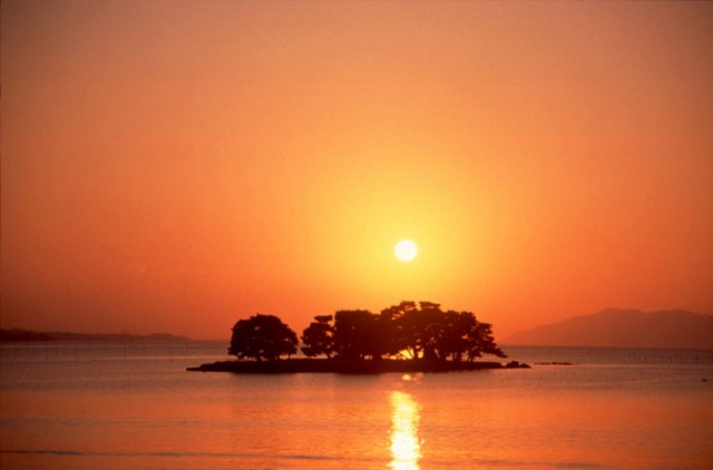 ItsbeautifulsunsetthatsetsinthelakeagainstthebackdropofYomegashimaIsland.