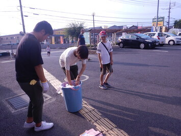 ８月４日の実施した乃木地区での早朝奉仕活動の様子の写真です