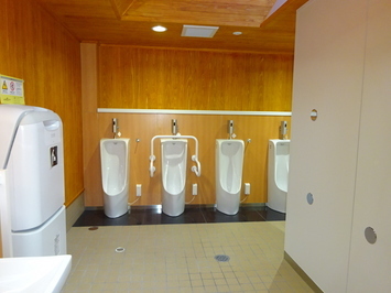 男性用トイレに設置されたベビーベッド