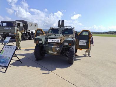 自衛隊車両の展示の様子