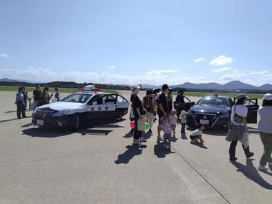 警察車両の展示の様子