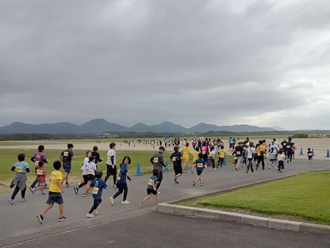 制限区域内を走るファミリーの部のランナーの様子