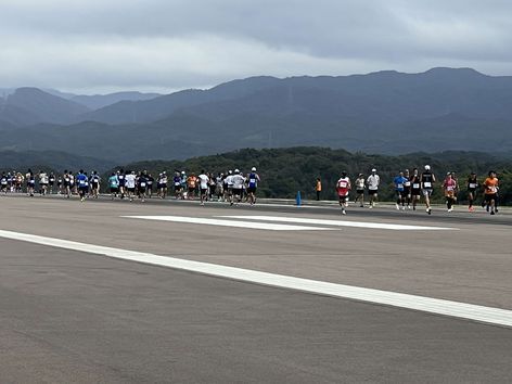 滑走路上を走るランナー様子2