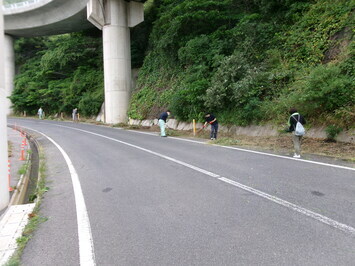 周辺道路を清掃しました。