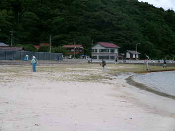 海開き前に清掃しました。