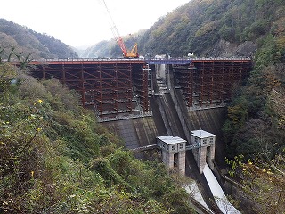 浜田ダム再開発工事、平成27年11月、下流面の施工状況写真